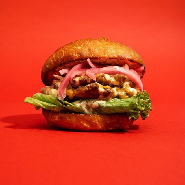 The KQ Burger is anything but basic....toasted bun, pickled red onions, cheddar cheese, double beef patties, lettuce, and chili aioli.

#phillyeats #wholefoods #nongmo #openinphl #drexelu #suburbeats #wynnewoodpa #kqburger #upenn
