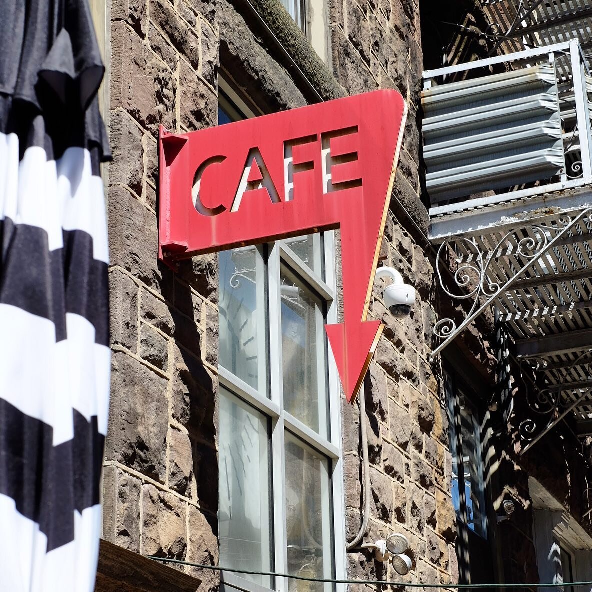 Take in the mild temps this morning and come brunch with us outside! Just follow the sign on 13th street. #cafelift #phillybrunch