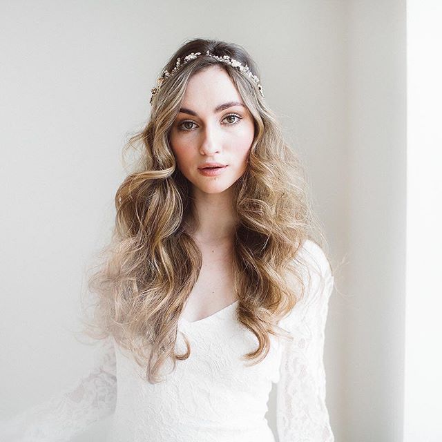 I love high key, neutral color palettes as in this stunning Image from @ashleylargesse gown @everthinebridal makeup @elizabethenglandstudios hair @87jessicamurphy floral desigh @nectarandroot model @ariadne4