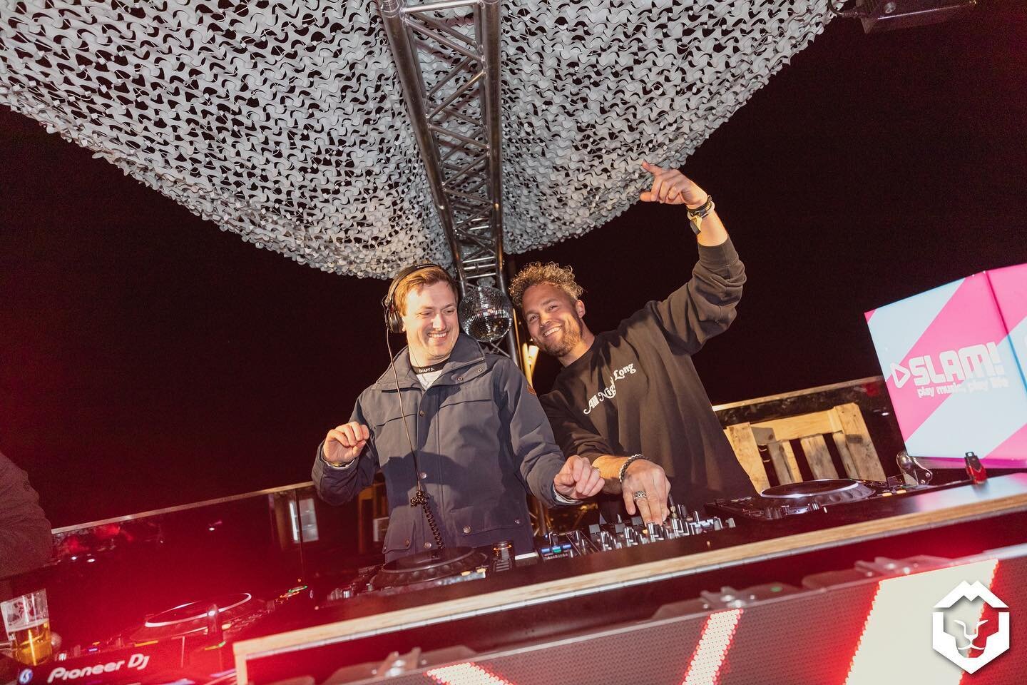 Throwback to one of the best #dutchweek nights two weeks ago on a mountain in Gerlos in the freezing cold b2b with @timherfstmusic 
@umbrellabar.at 

#dutchweek #gerlos #umbrellabar 

📷 @thijs.huizer