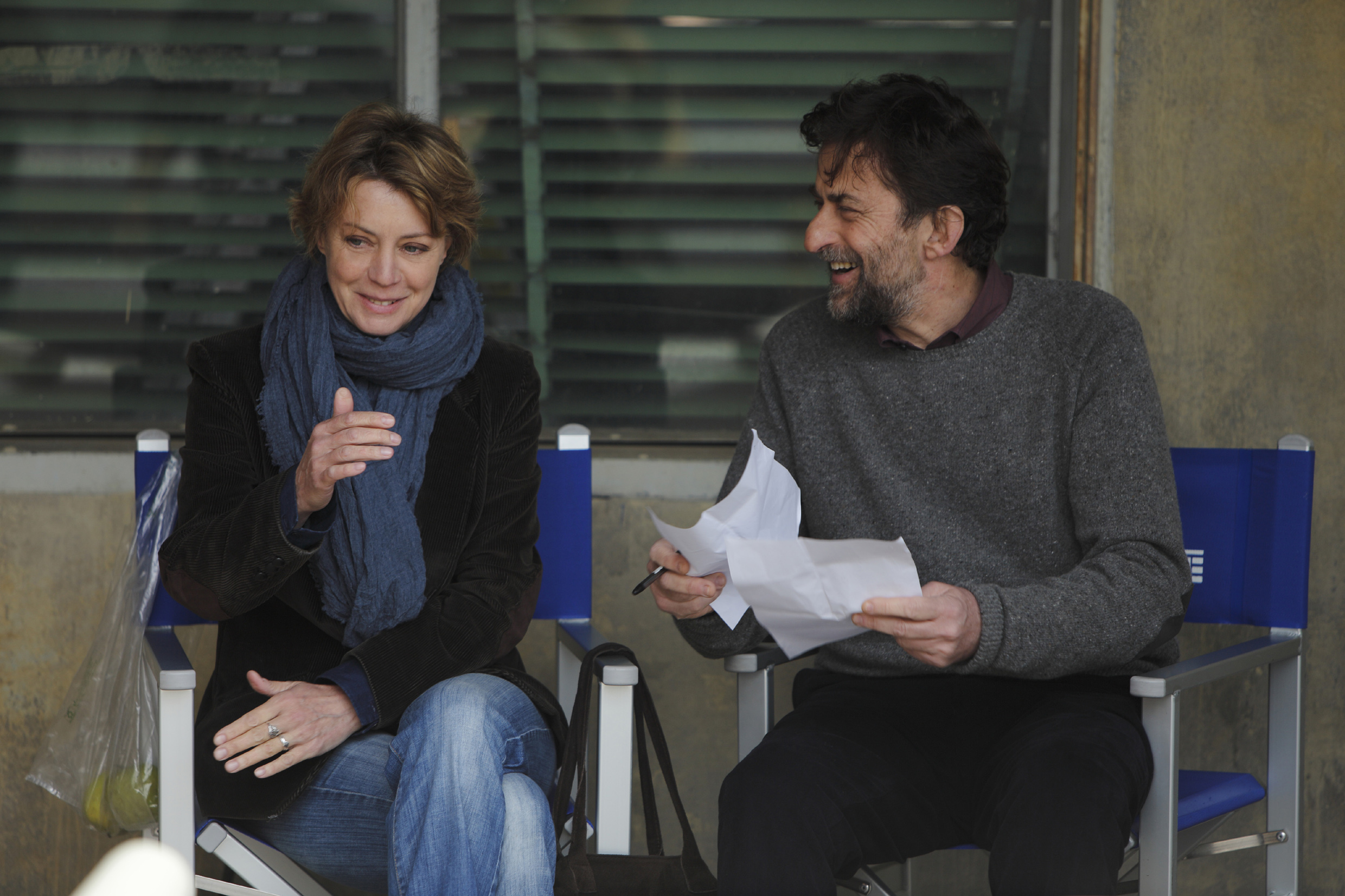 Margherita Buy and Nanni Moretti discuss the Mia Madre script on set. 