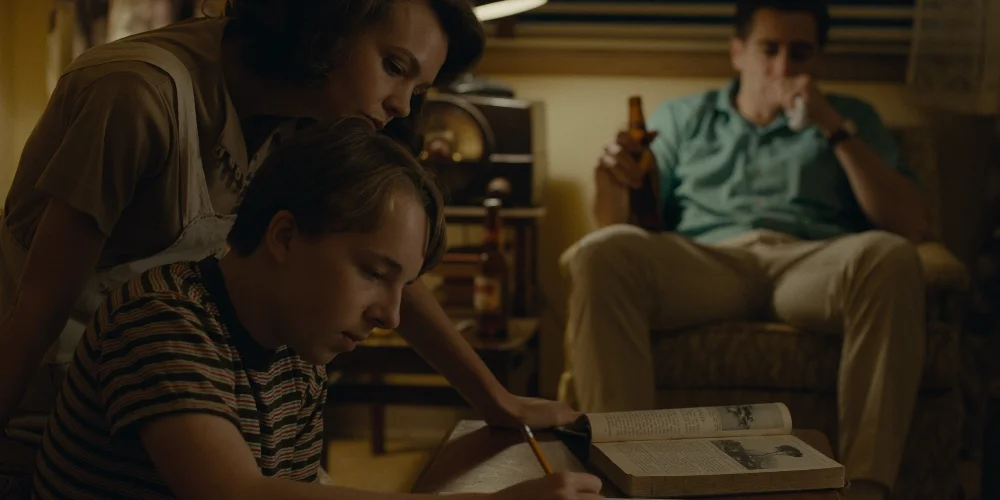 Carey Mulligan, Ed Oxenbould and Jake Gyllenhaal in Wildlife (2018)