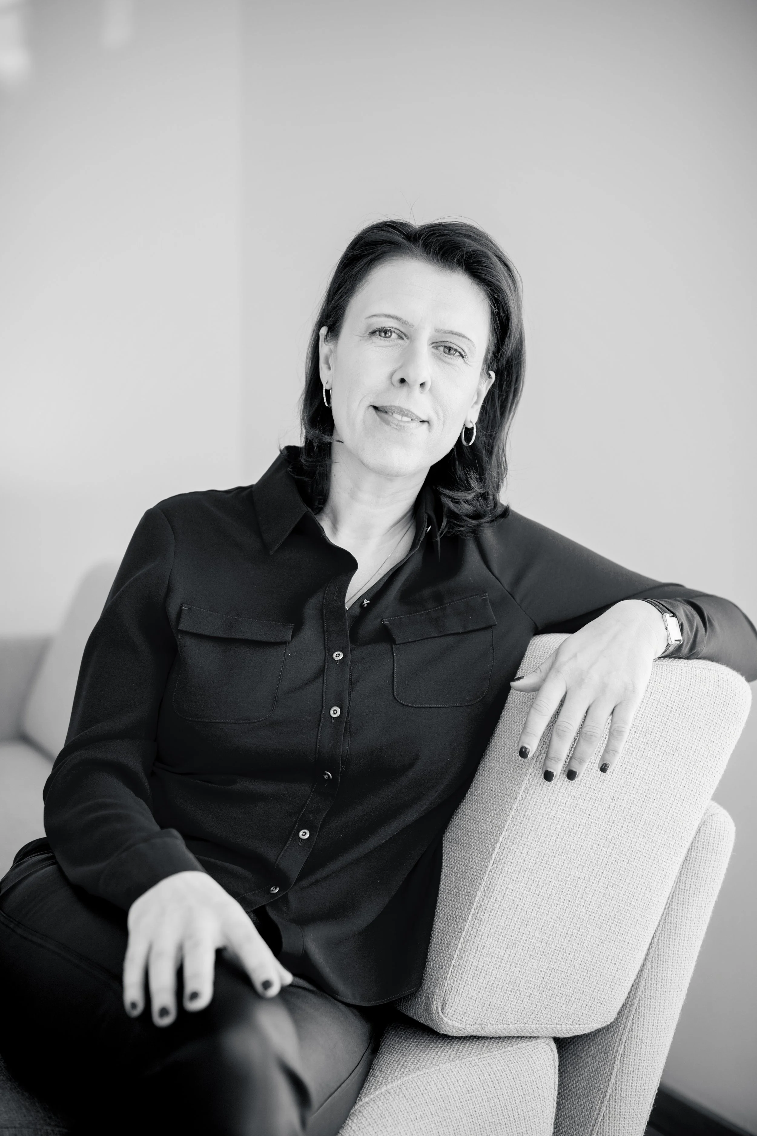 Architektin Sandra Krinner im architektonischen Kontext ihrer Projekte in Bad Tölz und München.