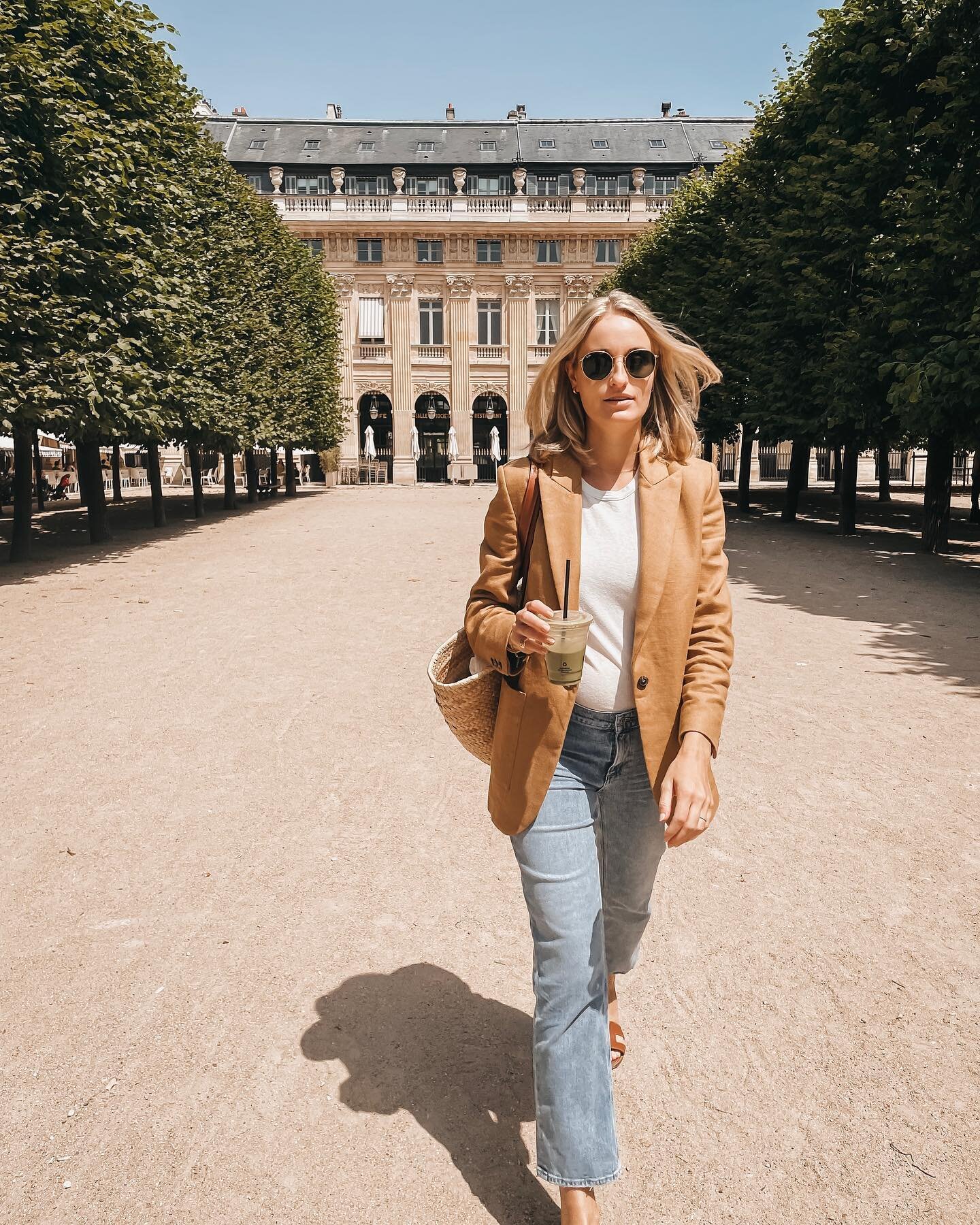 Paris day 3 🇫🇷 My travel advice for the day: A great blazer (or two) is the #1 piece you pack for Paris. We woke up on this day and the temperature went from 102 to 68! This @bashparis linen one is my favorite shade at the moment and tr&egrave;s ch