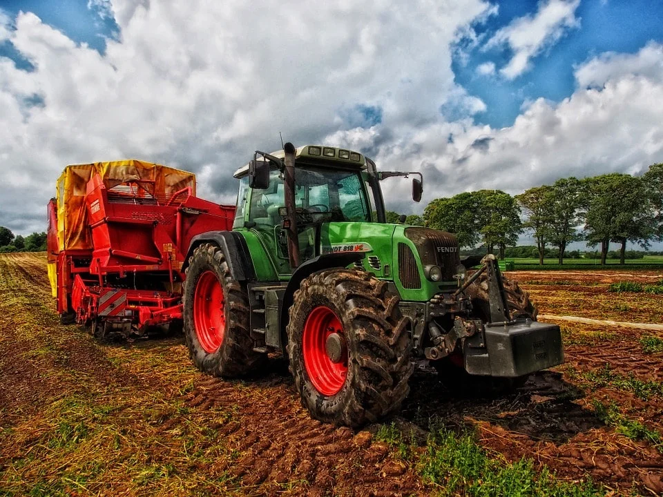 tractor-385681_960_720-min.jpg