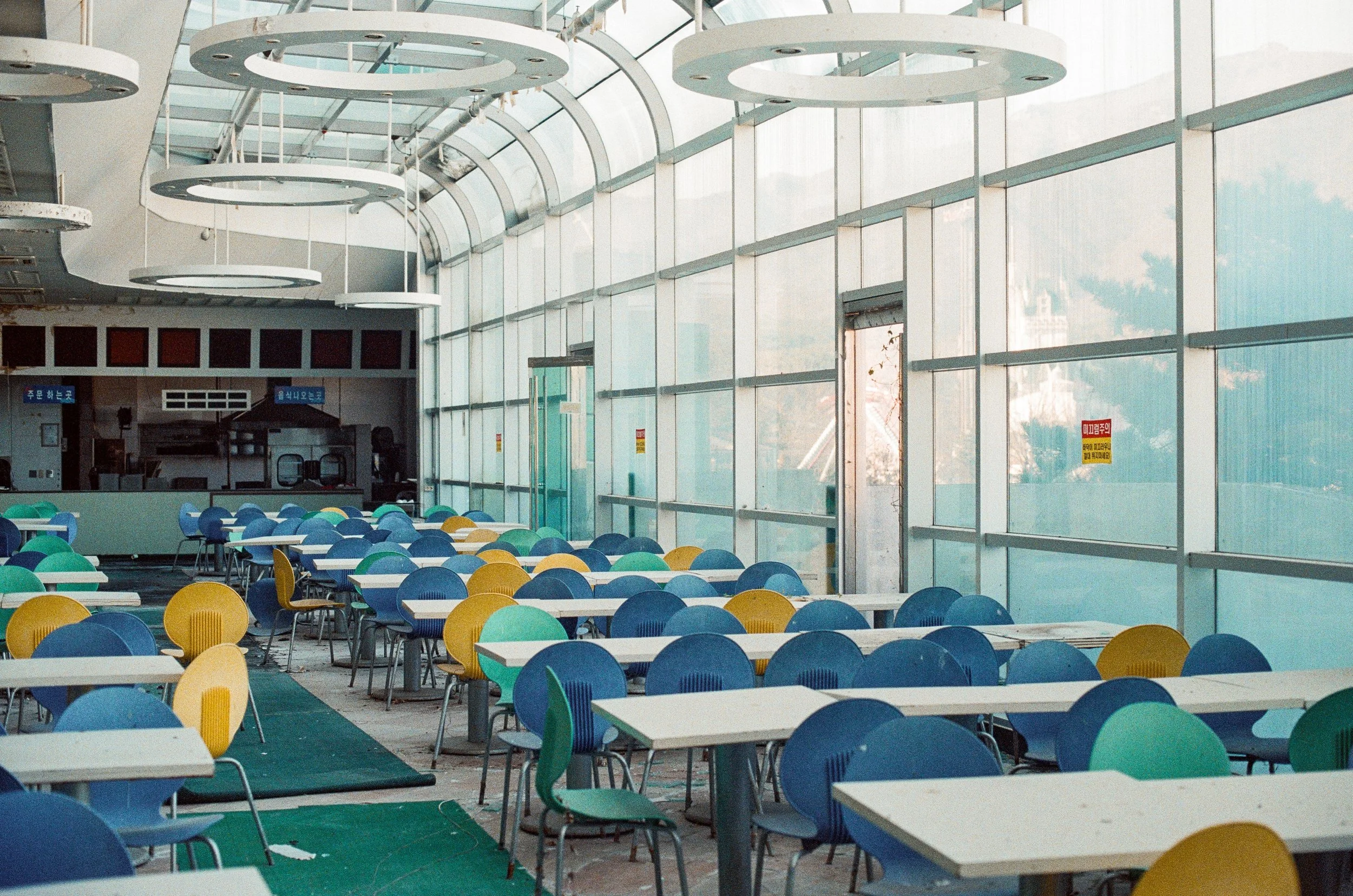 Dining Hall, South Korea 🇰🇷 
Ultramax 400 (always..)
#35mmfilm #urbex #abandoned #filmisnotdead #filmphotography