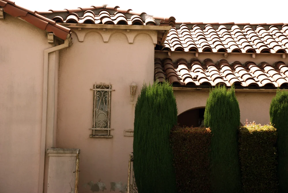 Bell_Jenny_03_pinkhouse.jpg