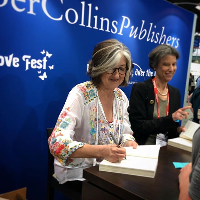 Hello Barbara Kingsolver!  Looking forward to reading your newest #unsheltered  @bookexpo #bookexpo2018 @harpercollinsus