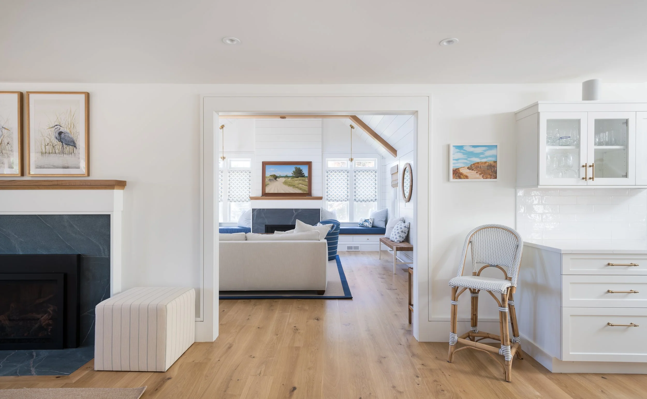 2023_Pinsky_Orleans_35_IN_living room entrance_Metropolitan.jpg