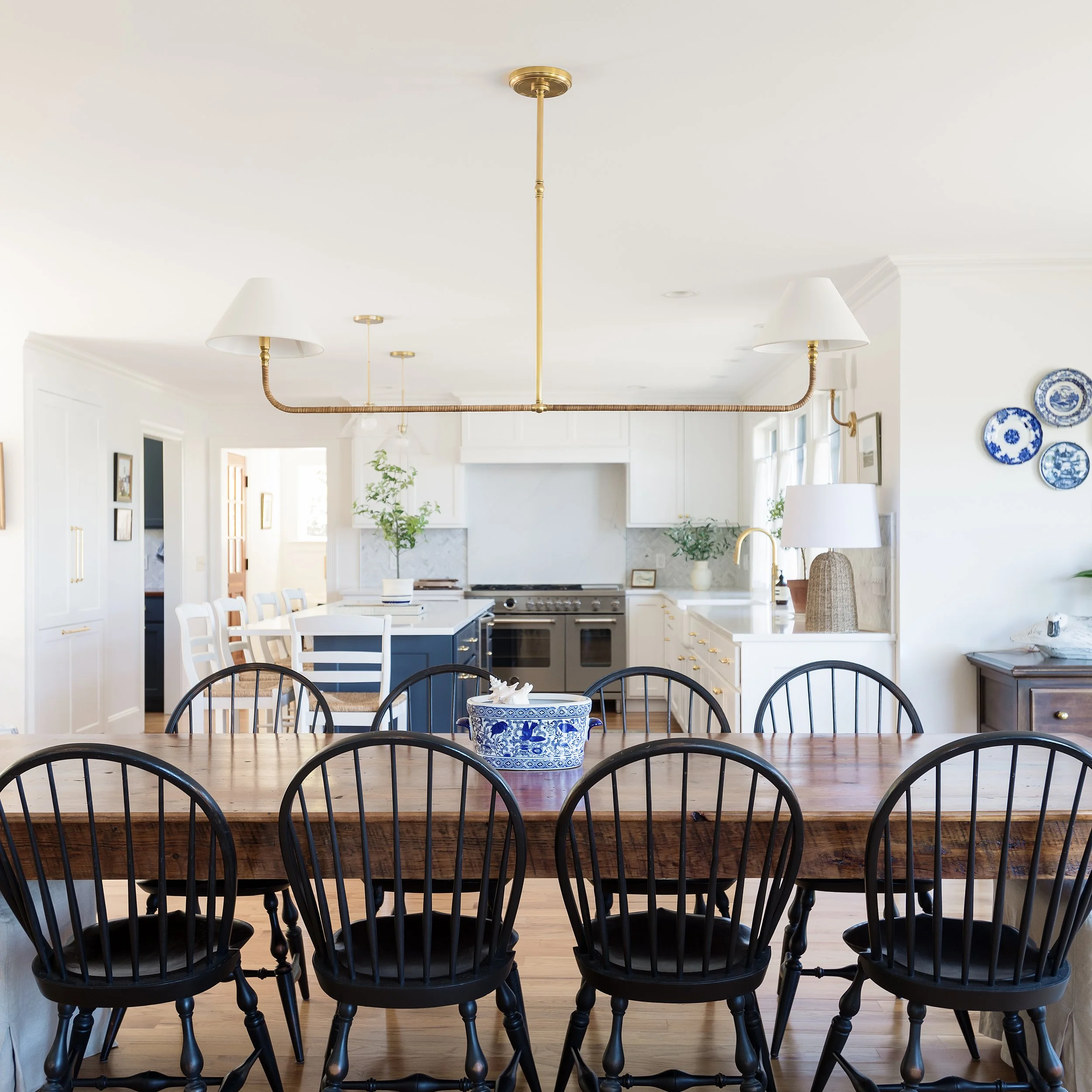 2024_Bruemmer_Orleans_18_IN_dining table_Metropolitan.jpg