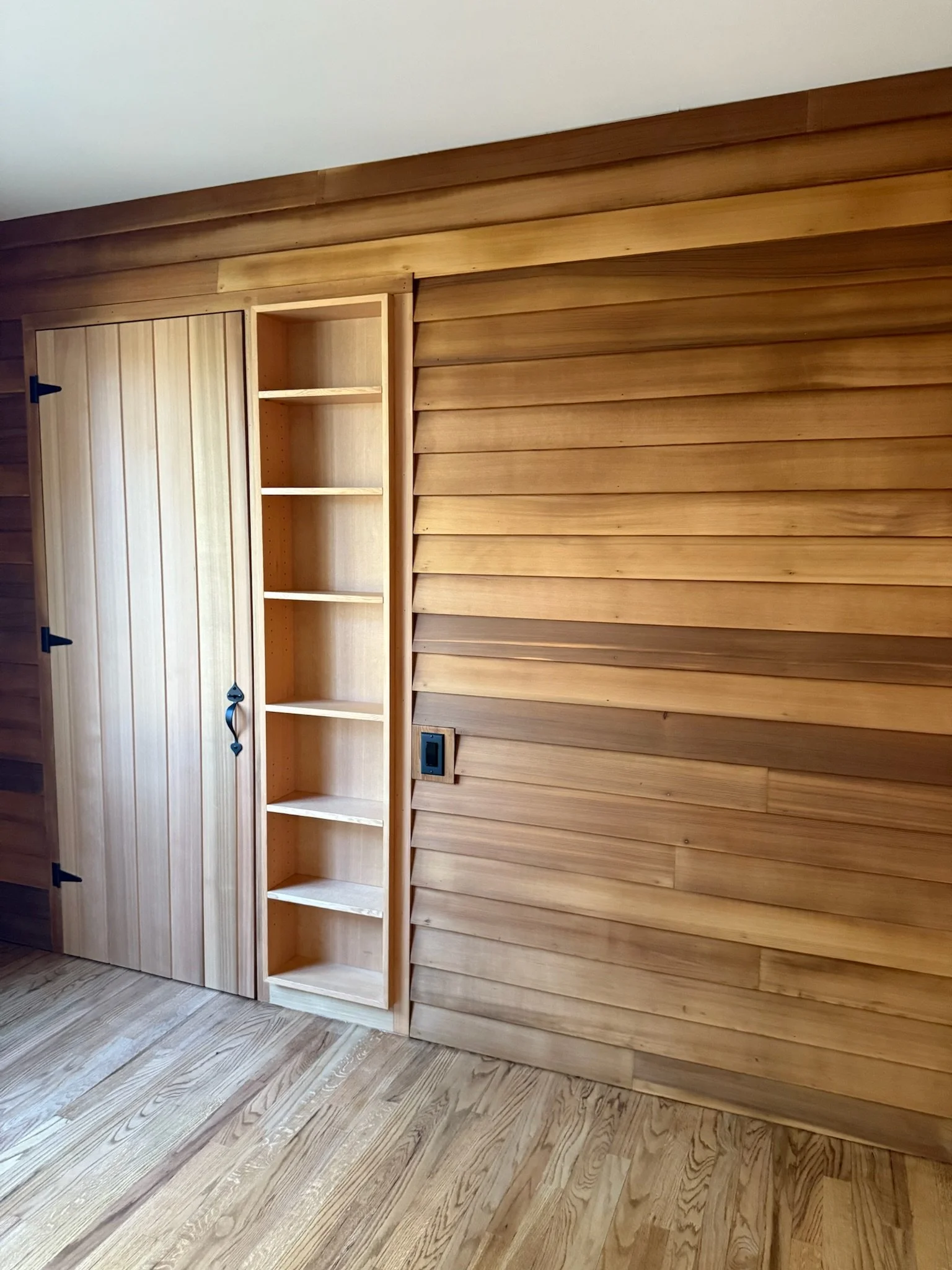 2025_Roland_Goldberg_Wellfleet_70_IN_door shelves_Sweeney.JPG