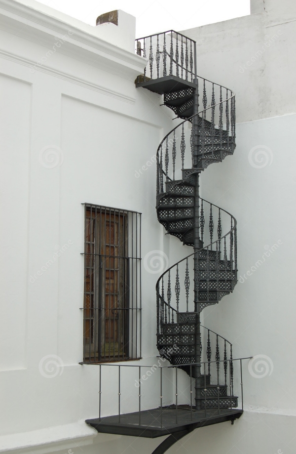 colonial-spiral-staircase-2104704.jpg