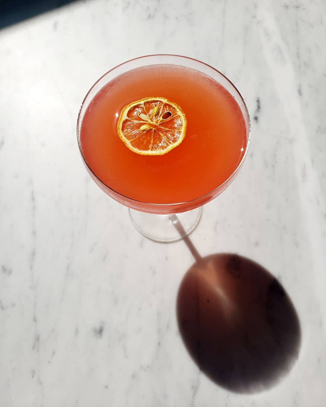 𝘓𝘪𝘮𝘰𝘯𝘦 𝘳𝘰𝘴𝘢 - inspired by my summers in Italy including the time I had my first shot of limoncello with the former mayor of Sanremo🍋🥂🇮🇹
.
- Blanco tequila 
- homemade strawberry infused limoncello 
- campari 
- blood orange puree 
- lem