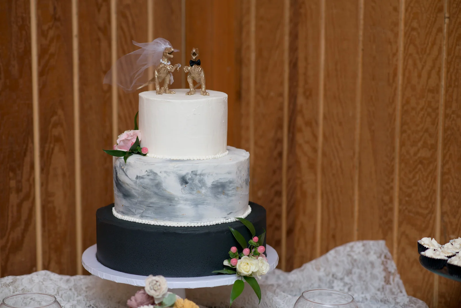 Black and White Wedding Cake.jpg