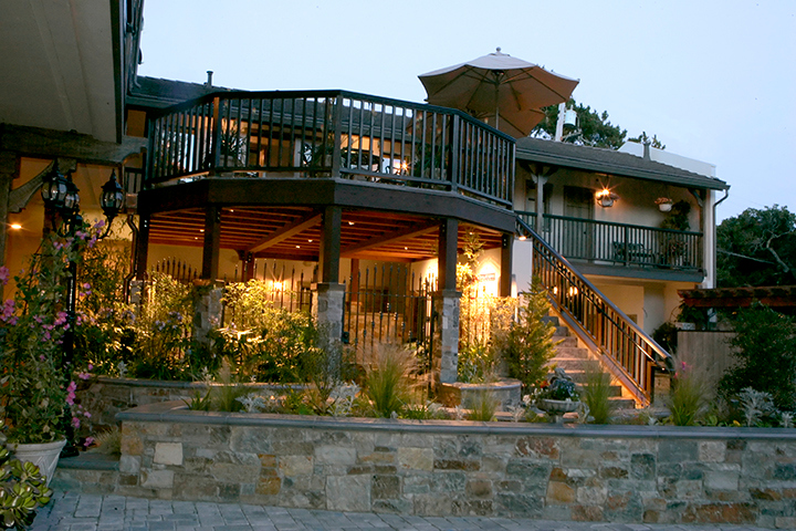 Coachman's Inn San Carlos between 7th & 8th (831) 624-6421 • (800) 336-6421 • website The Coachmans Inn is located in downtown Carmel and features artistically decorated guest rooms - many of which have a fireplace. All guest enjoy a complimentary continental breakfast, free parking.