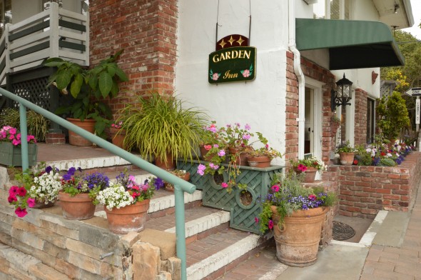 Casa De Carmel Inn Monte Verde between Ocean & 7th (831) 624-6046 • (800) 328-7707 • website Casa de Carmel is ideal for romantic getaways, honeymoons, families with children, vacations with friends, personal retreats, and business travelers alike. Casa de Carmel offers comfortable lodging with premium beds... 