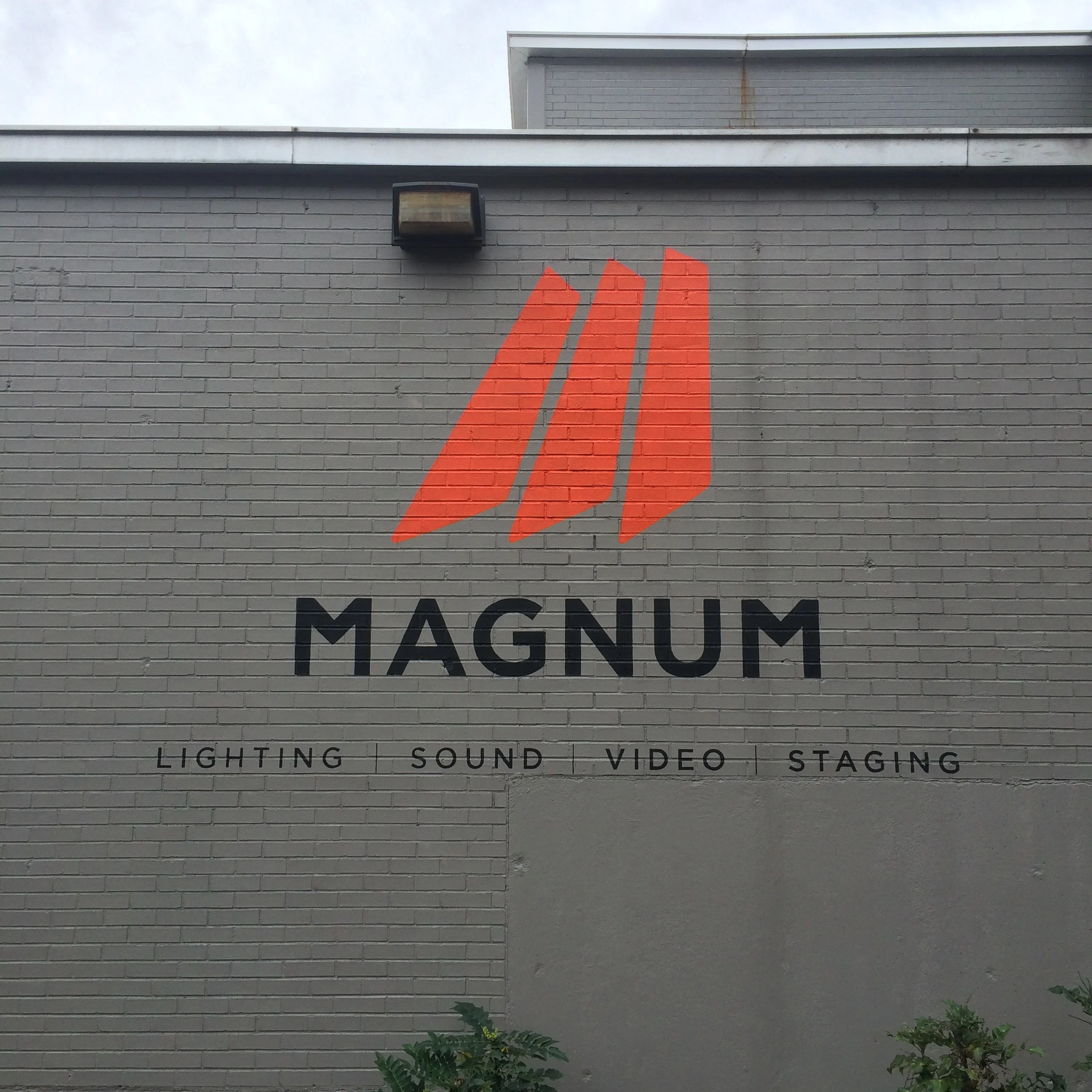 Magnum sign