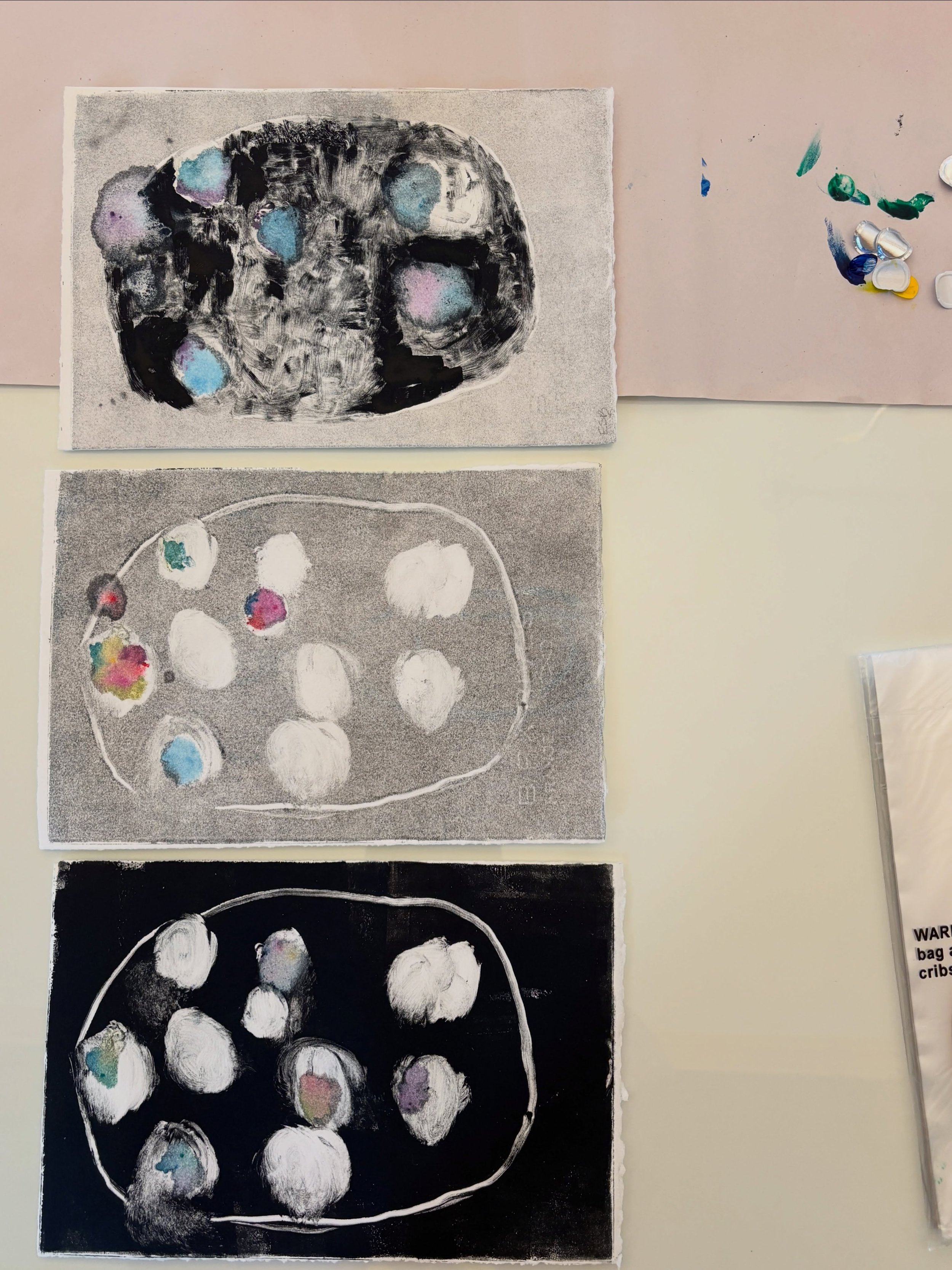 A few monotype takeaways from working these last few days&hellip;
➕monotype exploits the depth of colors of the inks and offers unexpected visual delights.
➖I am too messy to relax and truly enjoy the process (you can see the terror in my face/postur