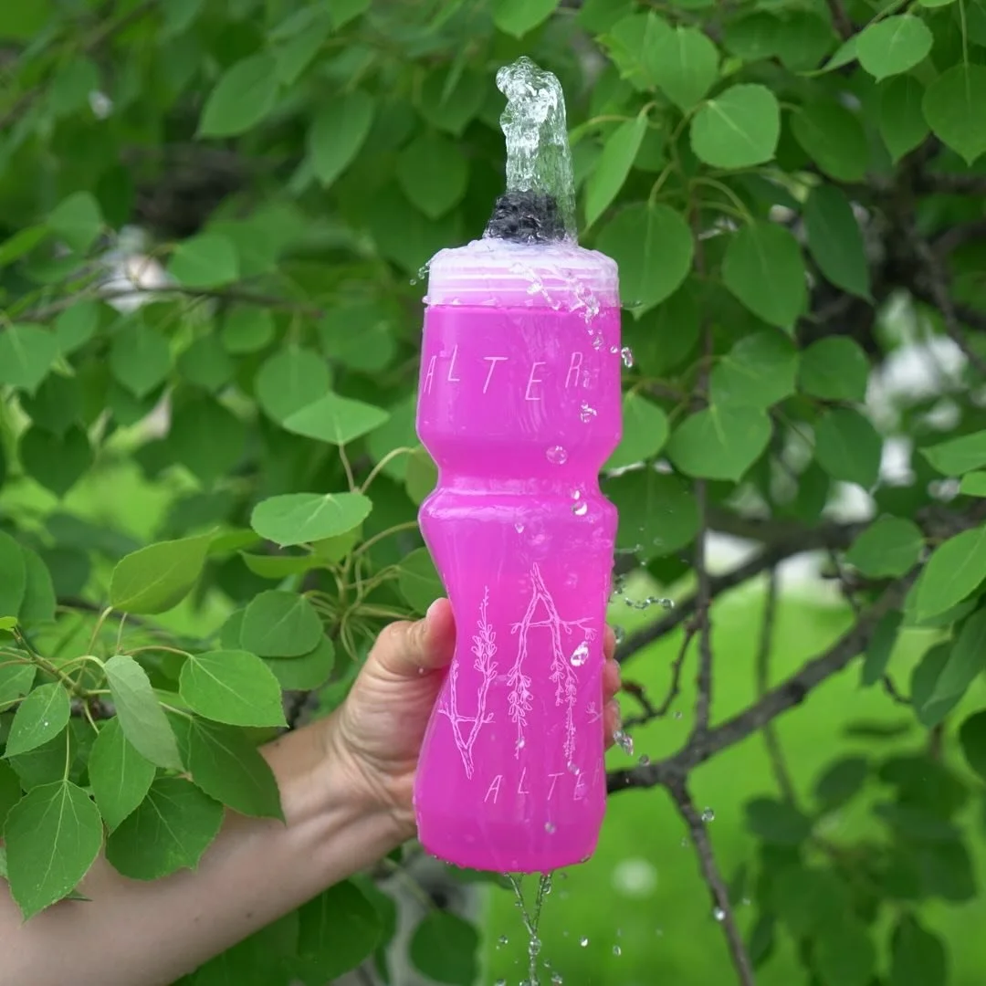 Just in time for hot pink summer hydration! Fresh with bottle art from our very favorite @madzthunder. Get yours in pink, or pinker! 
.
.
#alter_bozeman