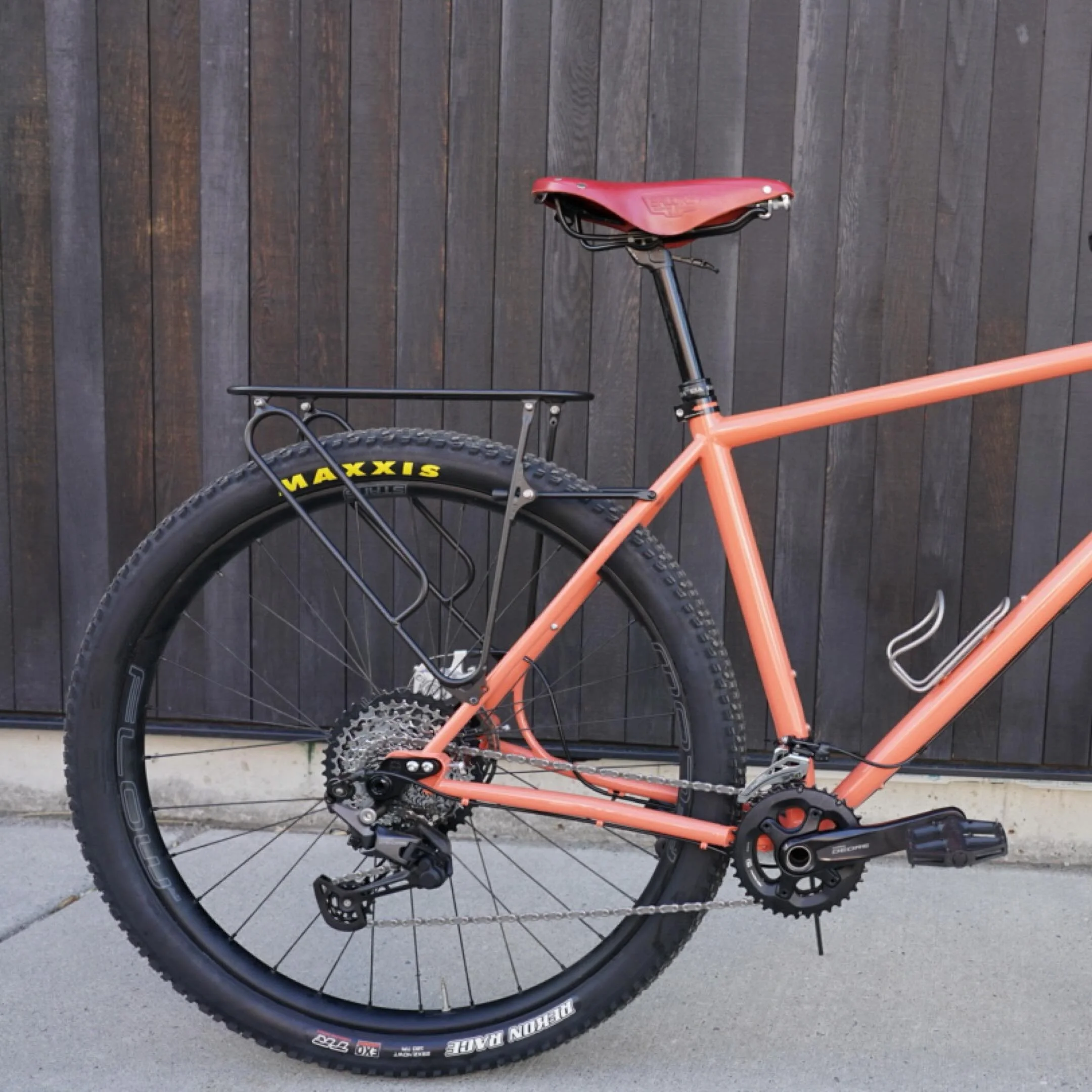 Mason finally built her @sklarbikes PBJ. But lol wtf is that? A front derailleur? Are those Suntour XC-pro NOS thumb shifters? Cable brakes? Ewwwwwww🤢
