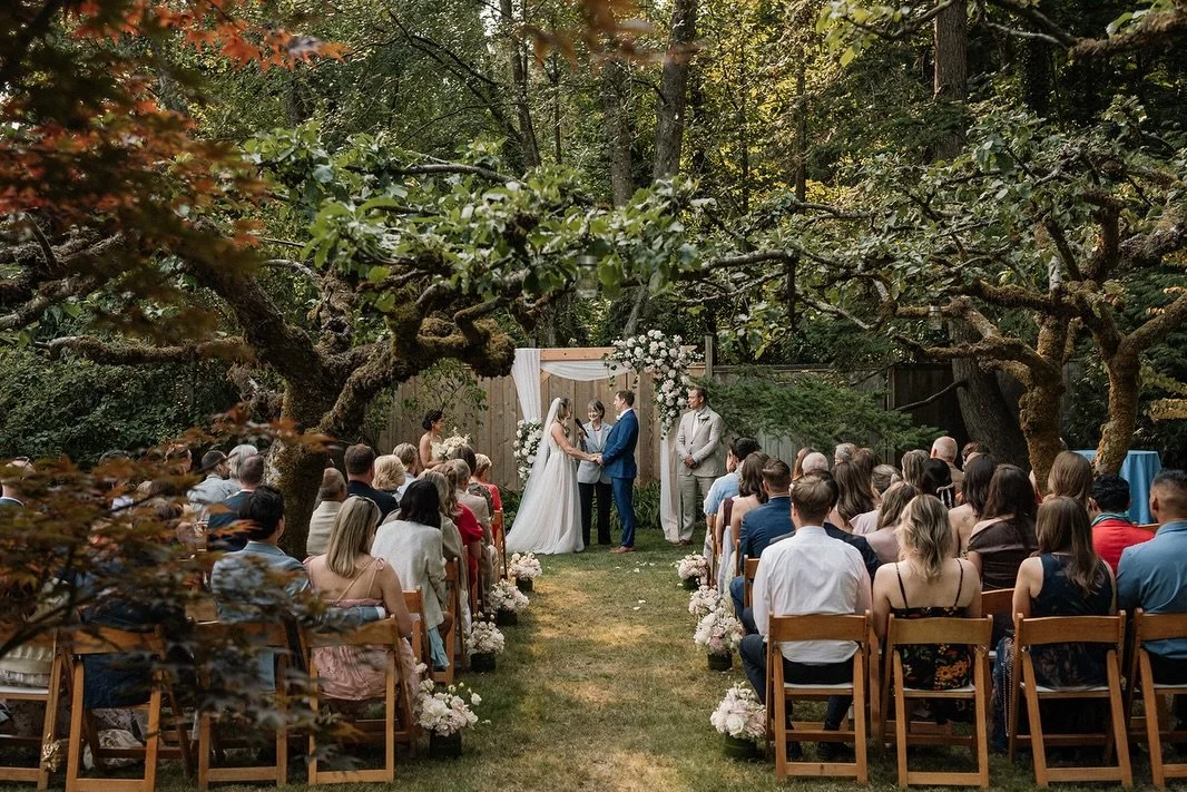J+J

Something about a backyard wedding&hellip; and amongst apple trees?!? Come onnnnnn 👌🏼

The Team:
Photographers: @thekoebels 
Venue: Private property
Dress: @ritualsoflovebridal 
Hair + Makeup: @kerrywaringmuah 
Coordinator: @raeevents.ca 
Flor