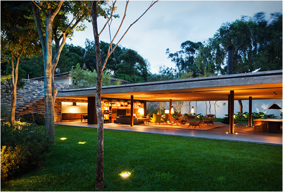 alapiseira:

#ARCHITECTURE #ARQUITECTURA #ARQUITETURA
Sao Paulo, Brazil | V4 HOUSE | MARCIO KOGAN
SOURCE | 27.05.2013 | 23.39
http://www.blessthisstuff.com/stuff/living/living-space/v4-house-by-marcio-kogan/
]|[
VISIT »> BOOKSTORE «< BUY