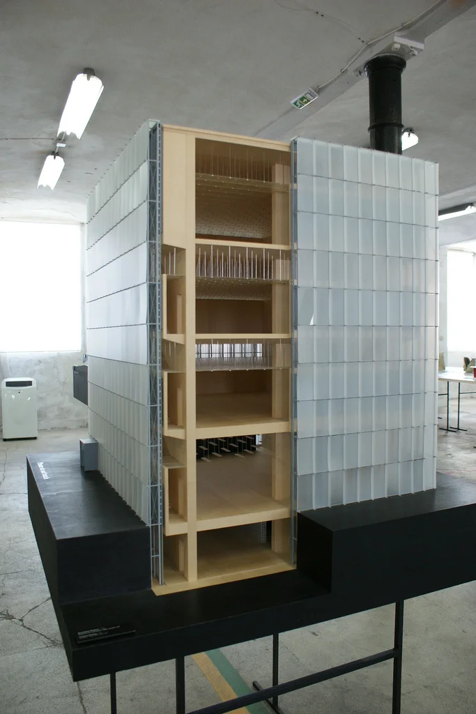 affinitaelettive:
Peter Zumthor | Model 1:10, Kunsthaus Bregenz, 1997
“The art museum stands in the light of Lake Constance. It is made of glass and steel and a cast concrete stone mass which endows the interior of the building with texture and spa…