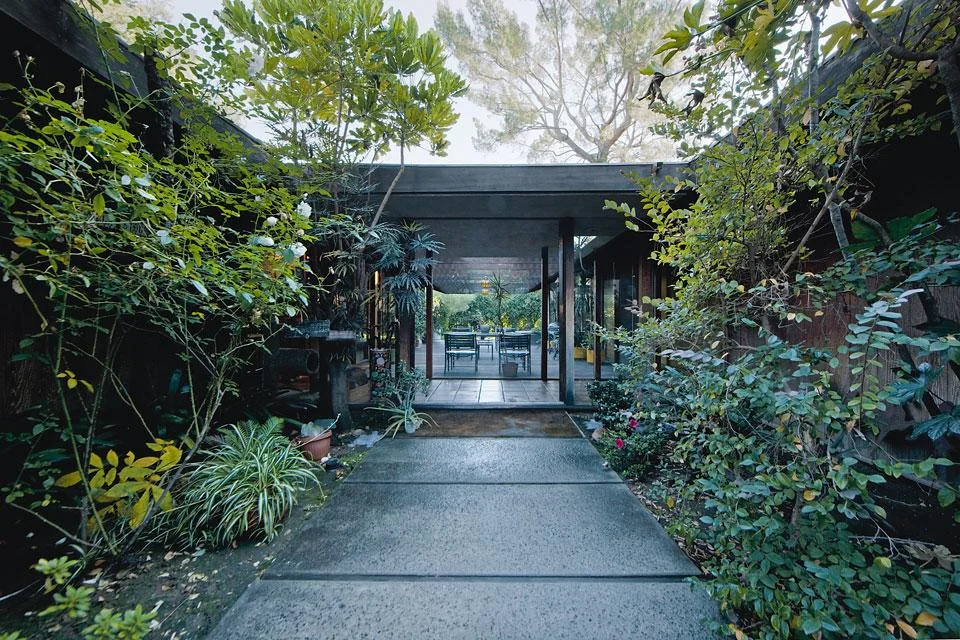 subtilitas:

James Allen Walter - La Fremontia House, South Pasadena 1967. Great piece on this unknown LA modernist here.