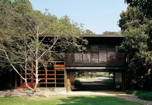 subtilitas:

Studio Mumbai - Belavali house, Maharashtra 2008. Via.