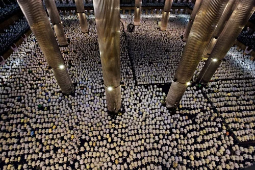 acidadebranca:

thiscitycalledearth:

fuckyeahglobetrotters:
Photograph by James Natchwey, The National Mosque, Jakarta, Indonesia.

(via )

(via )