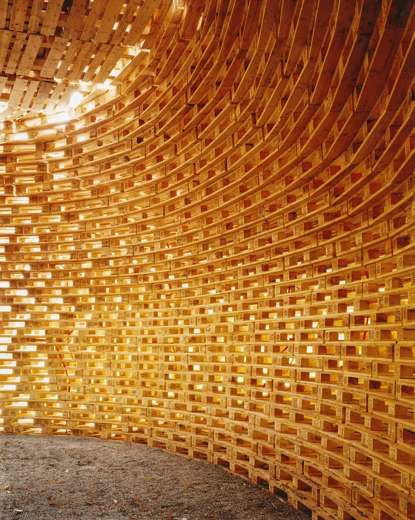 acidadebranca:
la-main-gauche:
mfdp:
The Palettenpavillon by Matthias Loebermann is a structure made entirely from shipping pallets, ground anchors, and tie rods. Designed to be easily assembled and dismantled, and then entirely recycled at a lat…