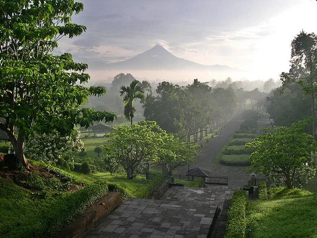 inspirebyphoto:

Merapi from Borobudur temple