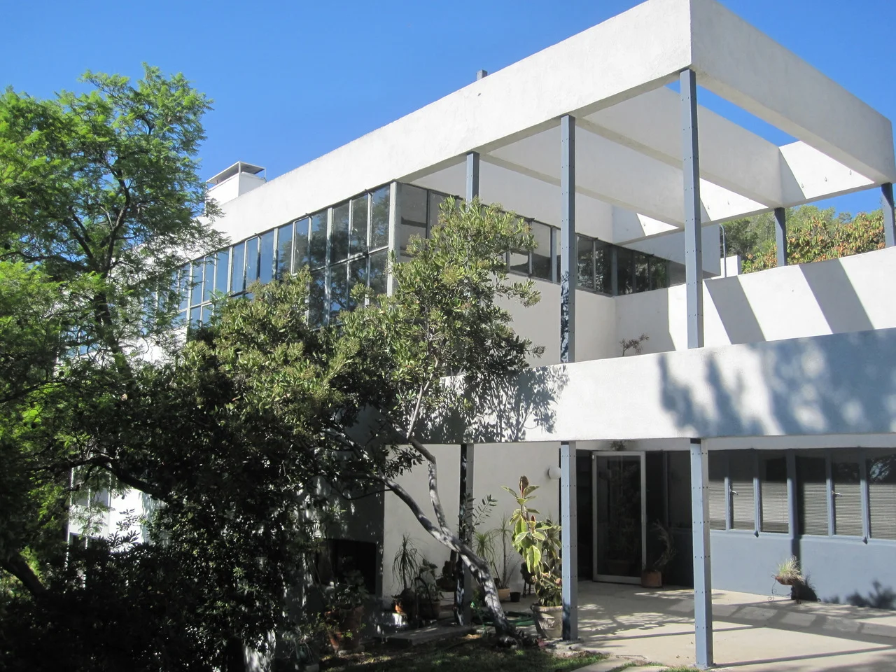 Lovell Health House (1929), Richard J. Neutra
MAK ARCHITECTURE TOUROctober 10, 2010
- Photo by Thomas DeVoss