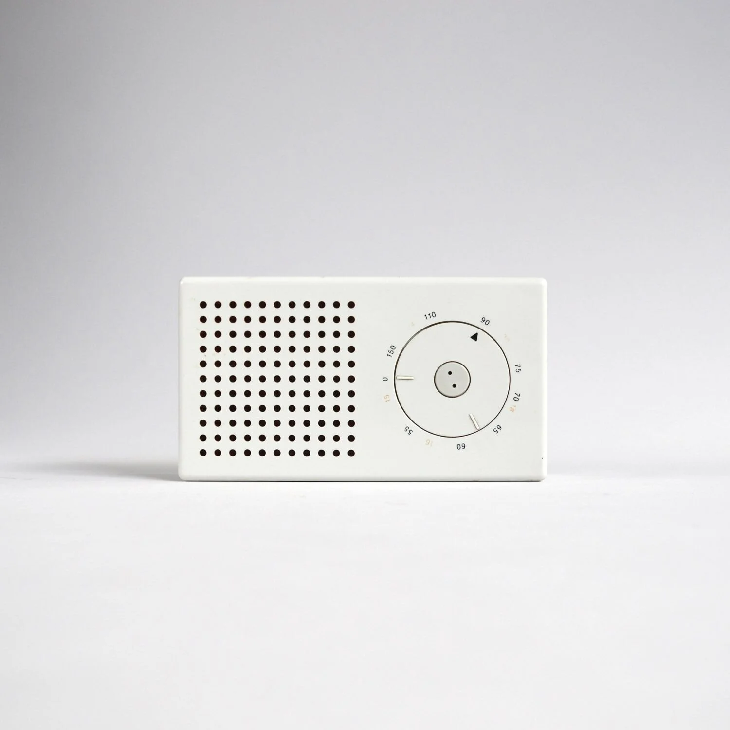 Pocket Radio (Model T3) from 1958, a timeless design which went on to inspire Jonathan Ive’s first design for the Apple iPod in 2001. Photo from dasprogramm