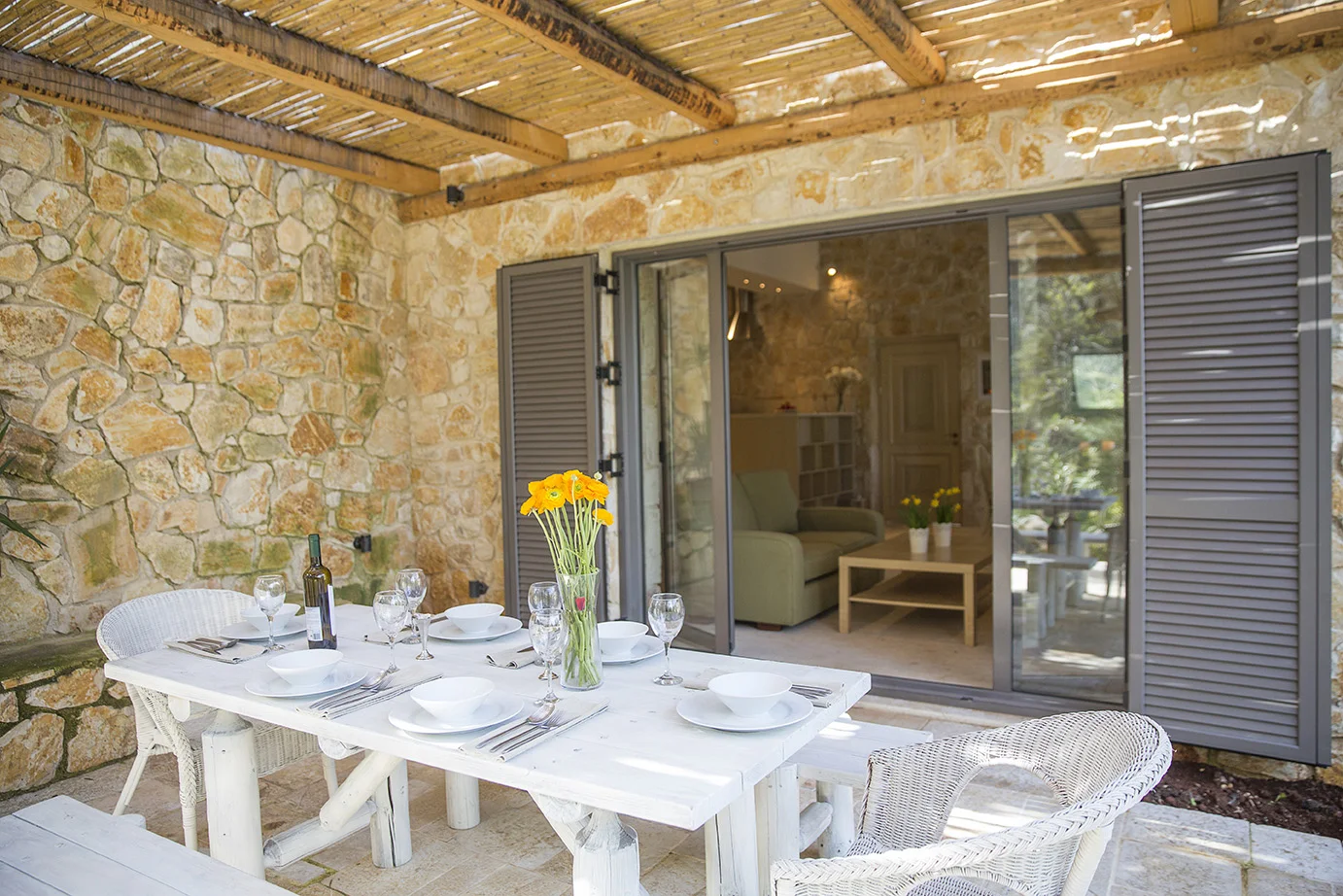 outdoor-dining-area-luxury-villa-avlaki.jpg
