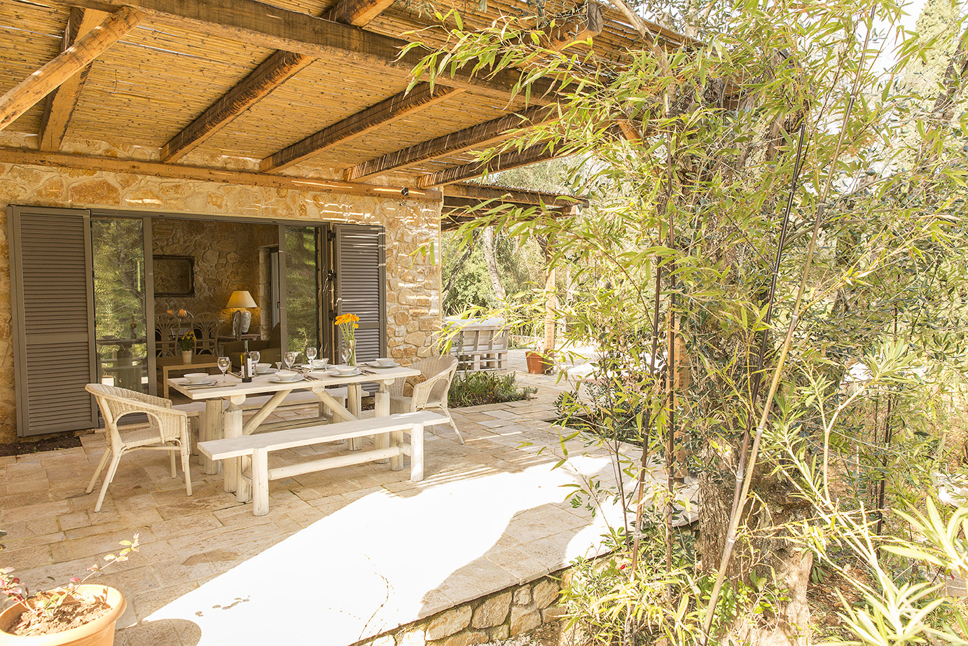 outdoor-dining-area-luxury-villa-kassiopi.jpg