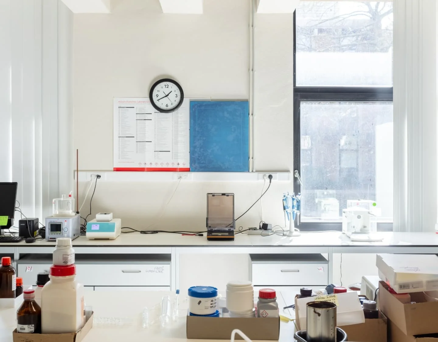 Two 𝑼𝒏𝒓𝒖𝒍𝒚 𝒑𝒂𝒊𝒏𝒕𝒊𝒏𝒈𝒔, cut from the same cloth and created following the same protocol, are placed at two distinct sites: one at Mus&eacute;e L and the other at the chemistry department of UCLouvain. These sister paintings embody the di