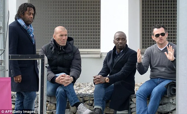 Zinedine Zidane and Claude Makelele taking in a Pep Guardiola session at Bayern Munich
