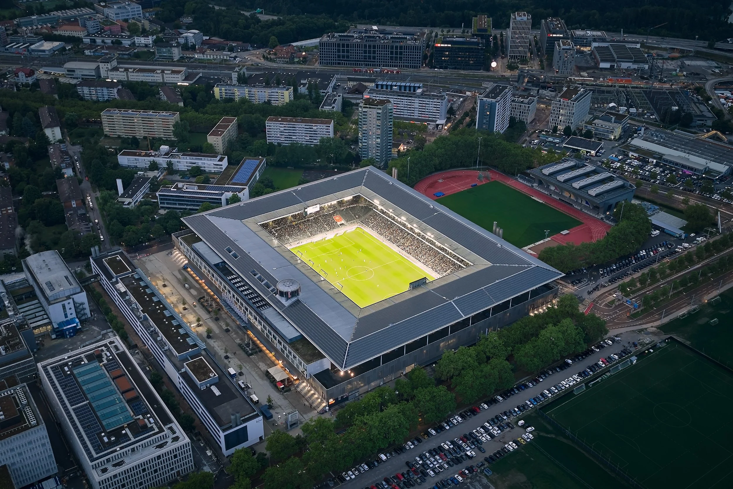  Das Stadion Wankdorf in Bern ist eine modern gestaltete Mehrzweck-Fußballstadion, Heimat des BSC Young Boys. Charakteristisch sind eine klare, kompakte Form, eine auffällige Dachkonstruktion und Fassaden aus Beton, Glas und Stahl. Innen sorgt eine n
