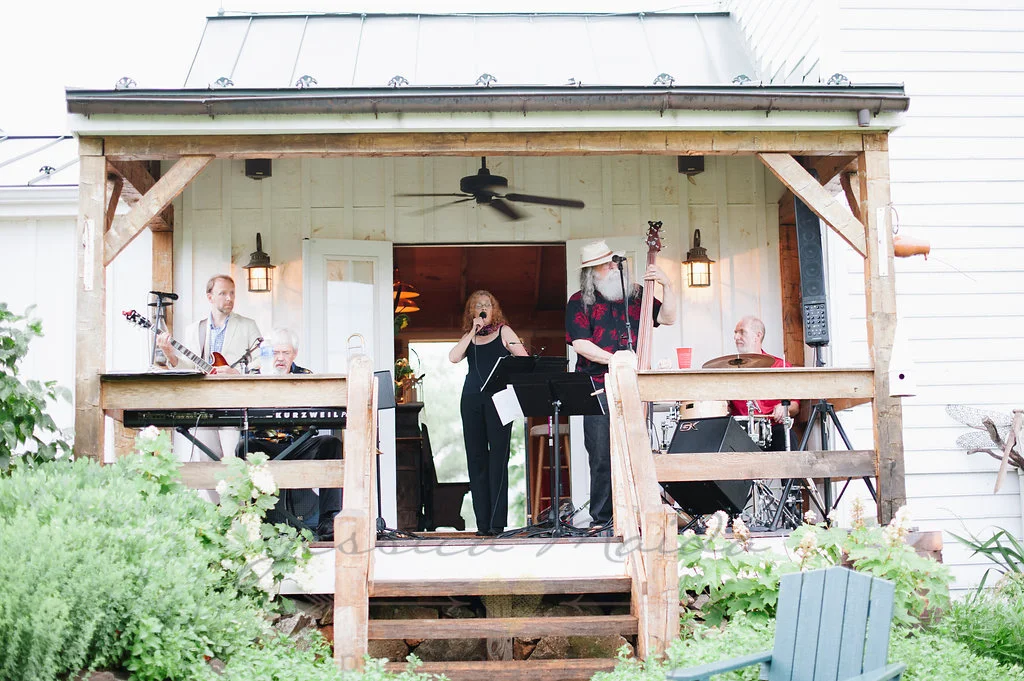 The Carol MacAvoy Project braved the rain and serenaded us through cocktails and dinner. 