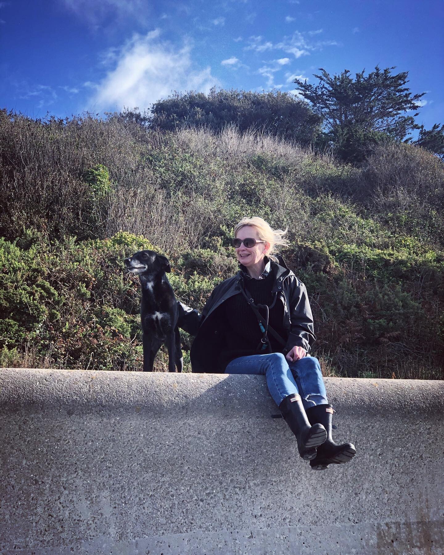 Two of my favourites. So much love. @chantalghughes &amp; 🐰 #seatonbeach #cornwall #dogwalk #love #holiday #duo