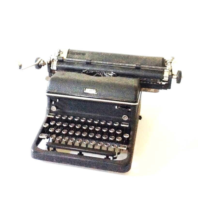 BLACK VINTAGE TYPE-WRITER