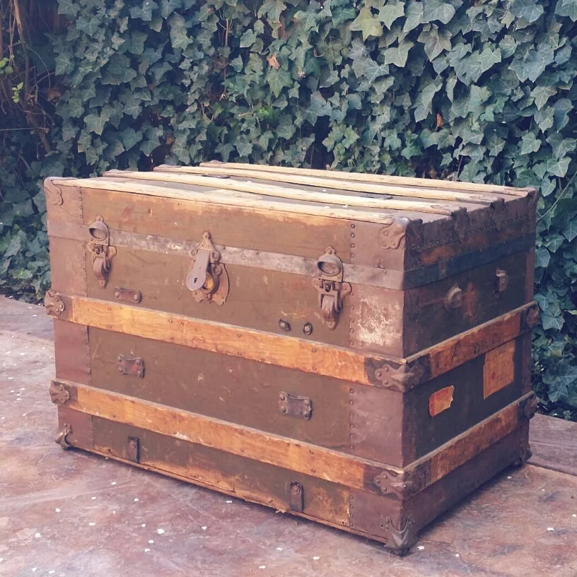 LARGE LEATHER CHEST/COFFEE TABLE
