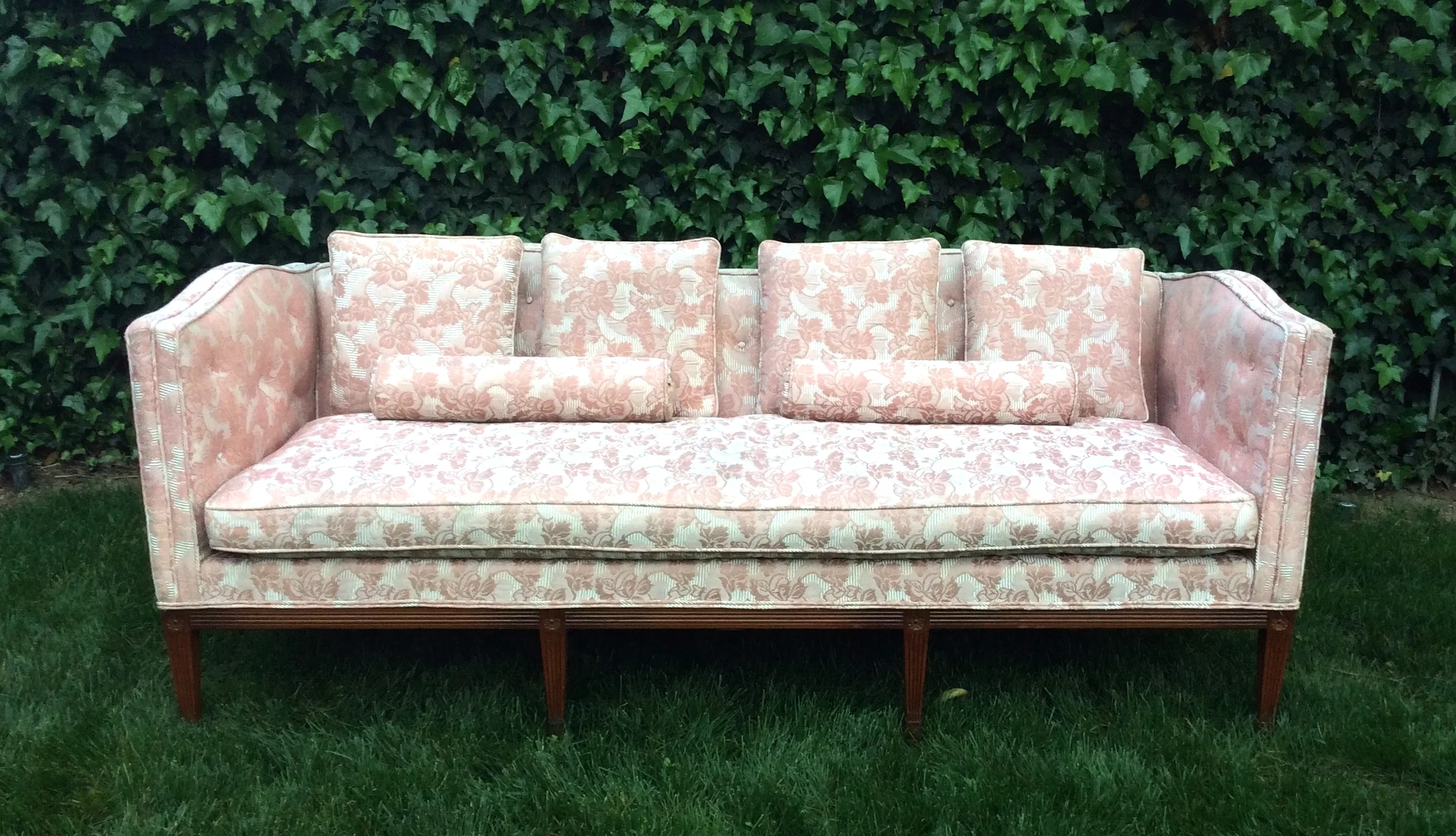 "BARBIE" TUFTED SOFA
