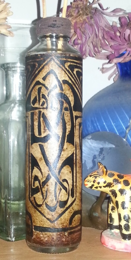 My second (I think) ever lino-cut. Done twentyish years ago. I was never very hapy with it until I saw it on this bottle.