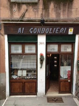 AI GONDOLIERI Ai Gondolieri is one of Venice's most renowned restaurants. The menu contains typical Venetian specialties and is best known for its delicious risotto. Is located very close to the Guggenheim Museum in Dorsoduro, so consider eating here on the day you decide to visit the museum.