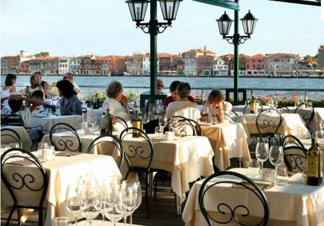 TERRAZZA DEI NOBILI Have a good dish in the sunny terrace and enjoy the view over the Redentore! Suggestion: the spaguettis in scampis.