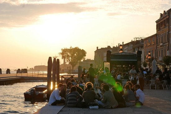 CHIOSCHETTO A kiosk with outdoor seating overlooking Giudecca Canal. Just the place for a break with an amazing view that lights up with magnificient colours at sunset. More Boat departure is 30 meters away. So if you want to have a first spritz before the first spritz on board...