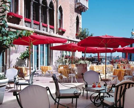 BAUER Luxury hotel. A terrazza to rank among Venice classics Bauer offers tasteful drinks and snacks !