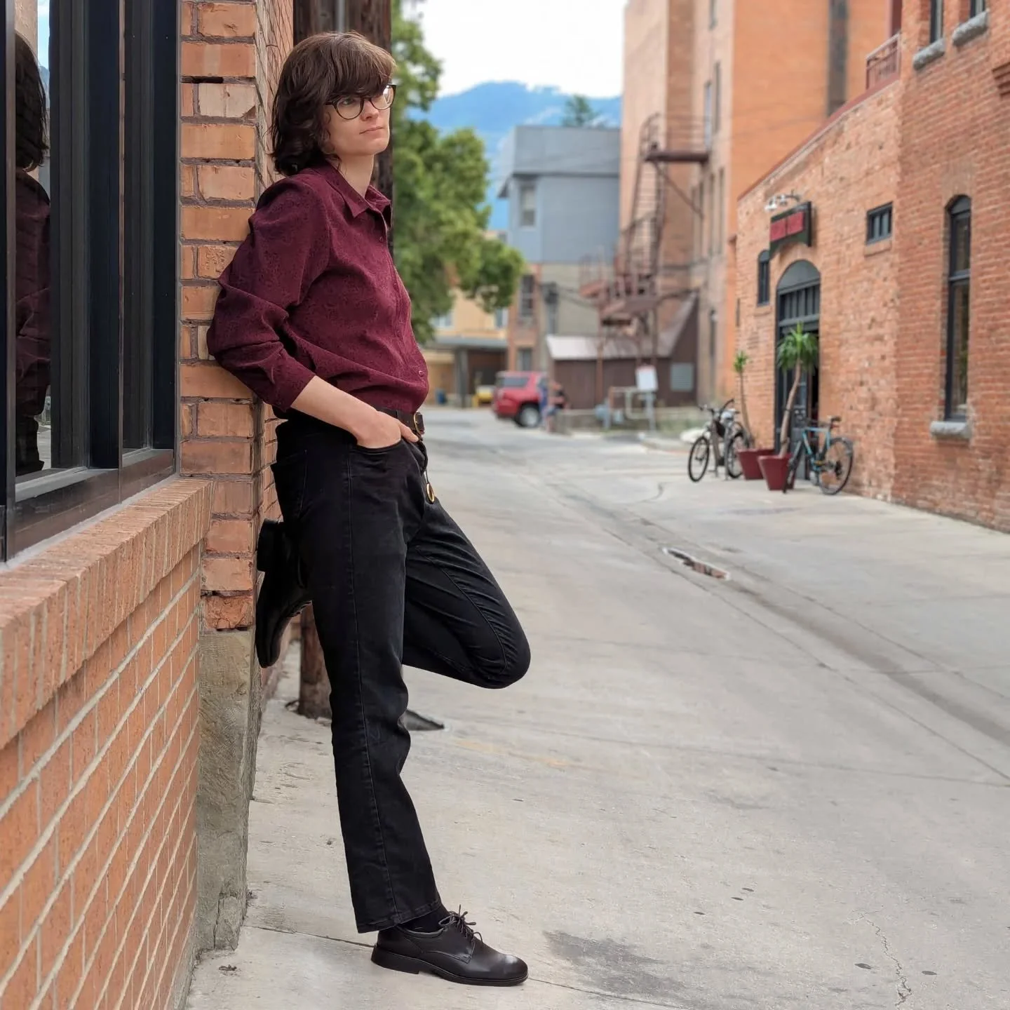 Need an outfit for a friend's August wedding? Maybe a date night? Or do you just need a good looking non-slip work shoe? Every once in a while, a shoe feels as good as it looks, and the Clark's Eldredge is exactly that shoe. 

#HideAndSole #Clarks #C